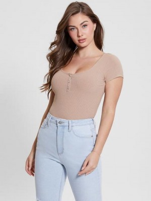 Guess Eco Karlee Henley Tee Bej | GUESS-SN27420