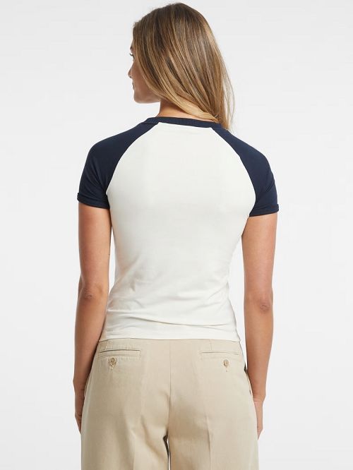 Guess Slim Crest Logo Raglan Tee Albi | GUESS-SN27311